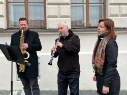 Pomníkové trio u busty T. G. Masaryka